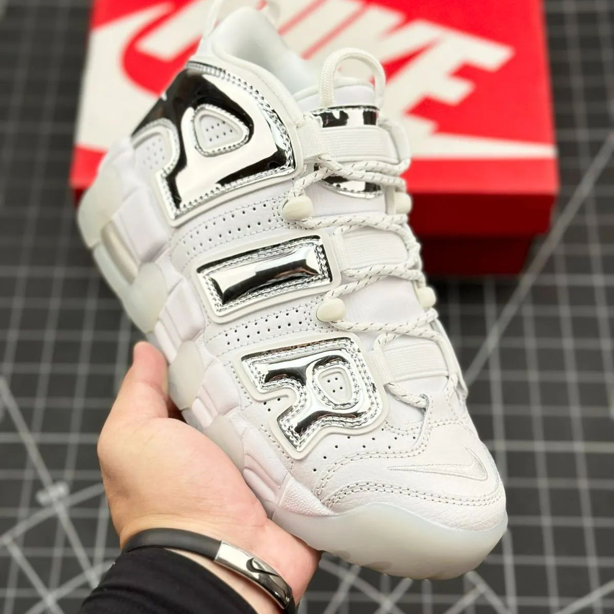 ナイキ エア モア アップテンポ Nike Wmns Air More Uptempo 'White Chrome' 917593-100