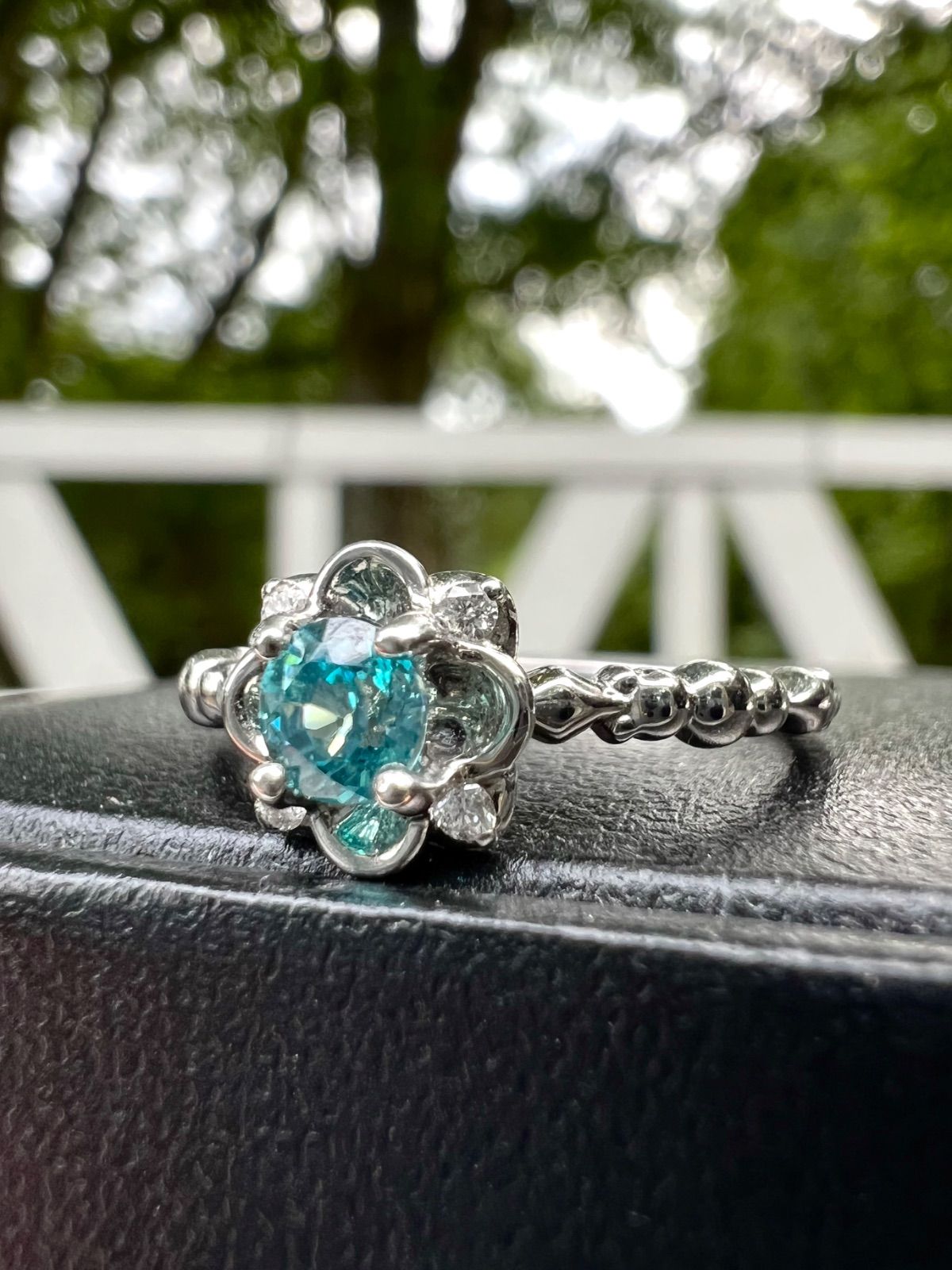 Pt900 超輝！天然ブルージルコンダイヤモンドリング カンボジア産