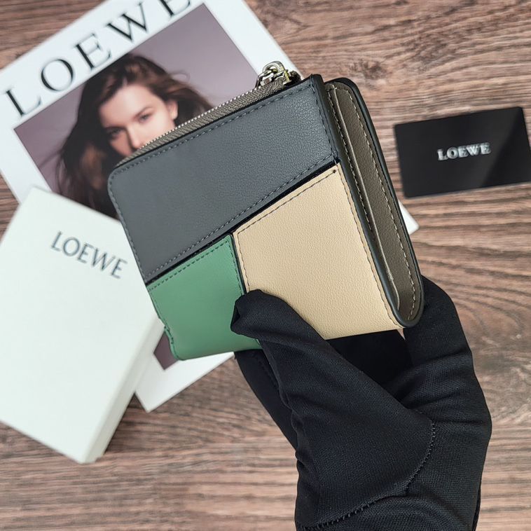 LOEWE ロエベ　二つ折り財布　ウォレット　美品　箱付き　レザー LOEWE（ロエベ） 財布 レディース ブランド 二つ折り財布 コンパクト