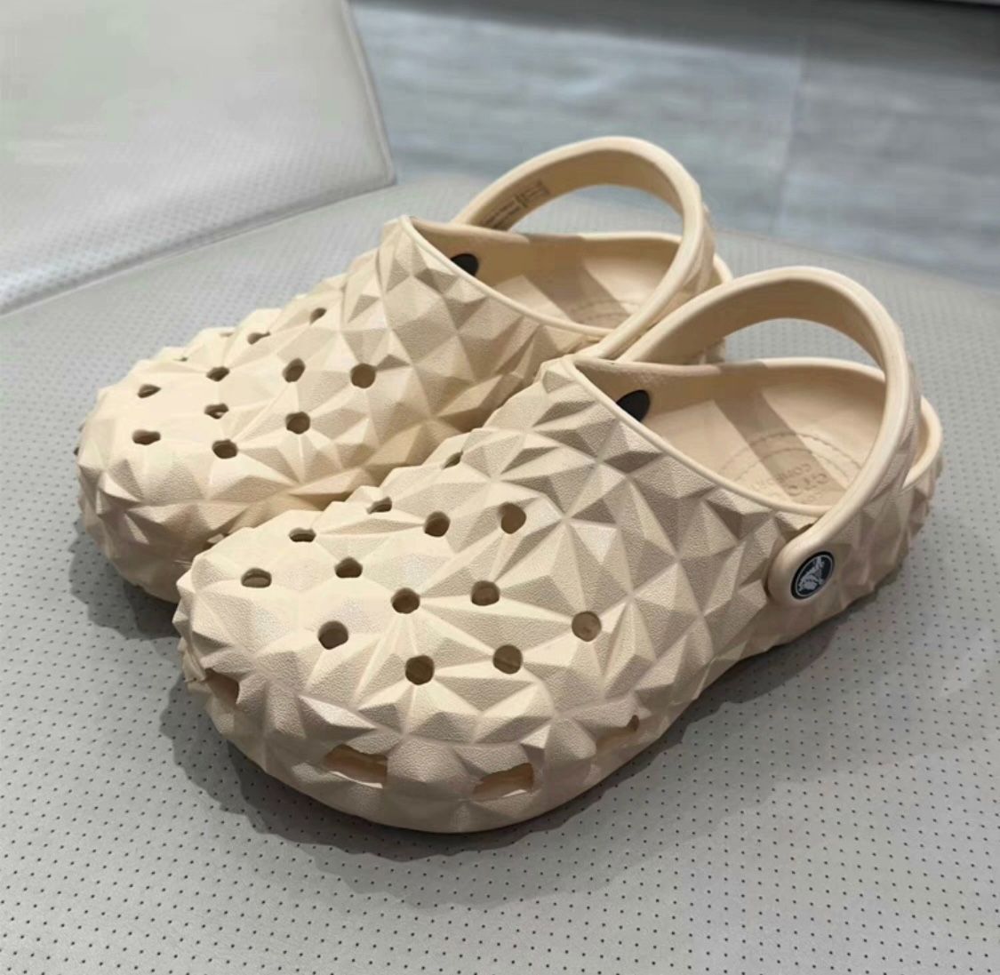 新品 crocs クラシック ジオメトリック クロッグ サンダル Bone 春 夏 男女兼用