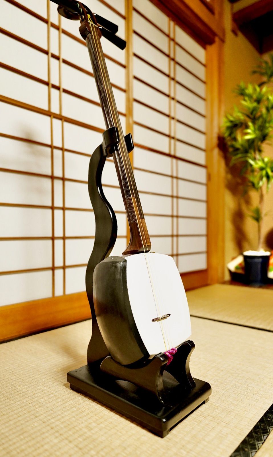 24時間以内に発送 手作り木工 木製三味線スタンド 黒漆 タイプB
