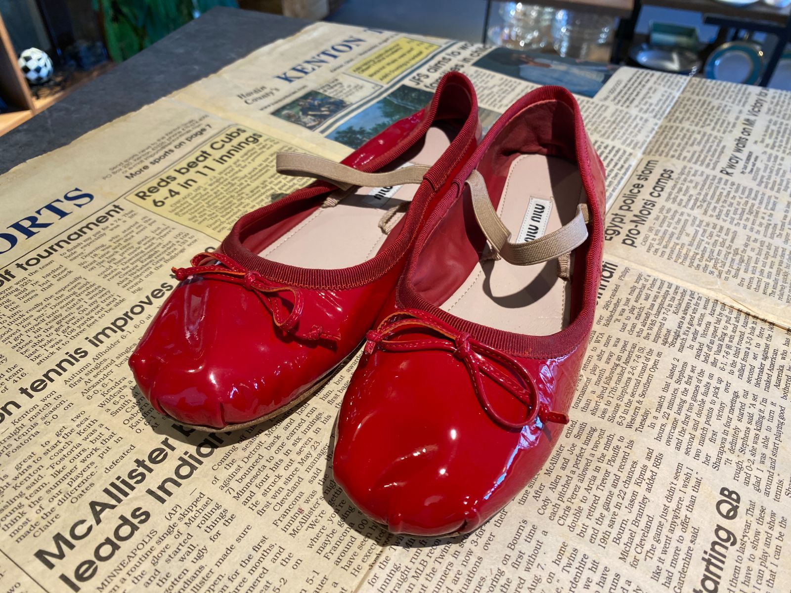 □miumiu ミュウミュウ クロスストラップ バレエシューズ レッド