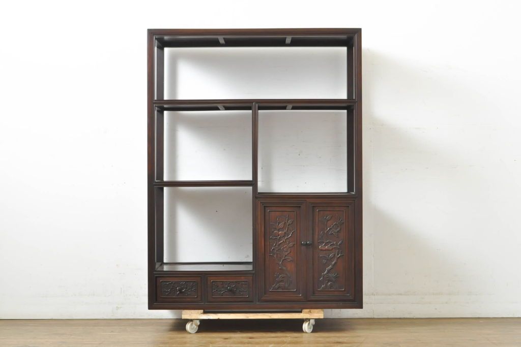 【高級材・花梨（カリン）製】 美しい彫刻が施された和風茶棚・飾り棚 ☆事前問合せ必須☆ 飾り棚 和製アンティーク 花梨 カリン材 彫刻 戸棚