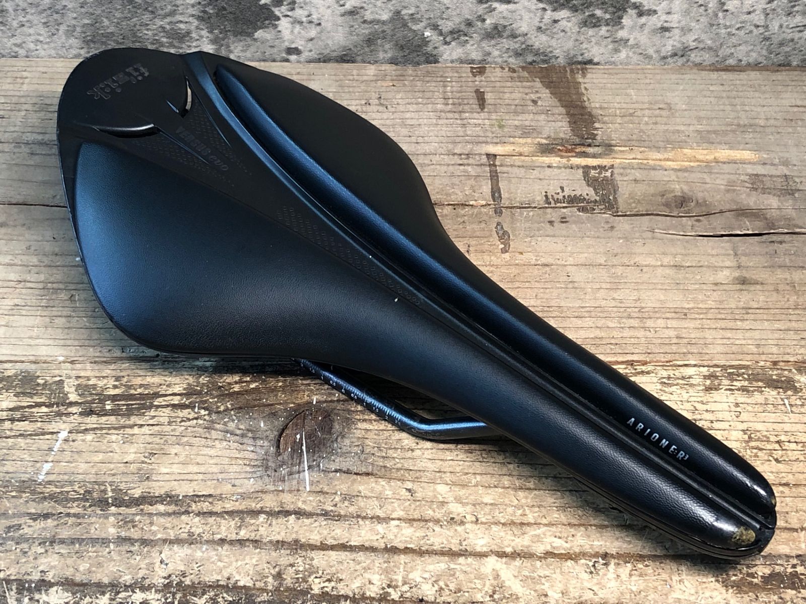 IZ074 フィジーク fizik ARIONE R3 VERSUS EVO サドル 黒 kiumレール