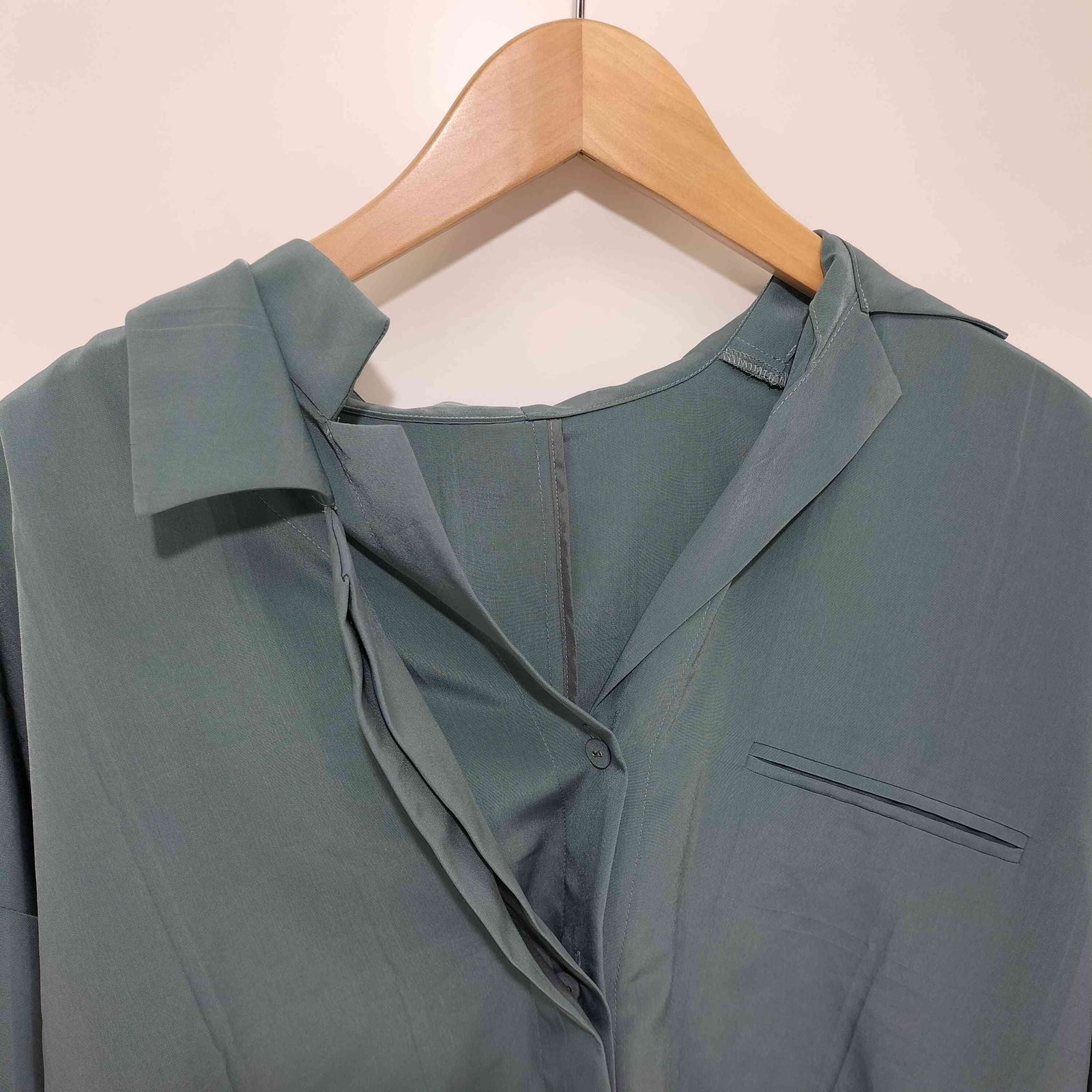 IRENE(アイレネ) 22SS 3D Effect Textile Shirt レディース  36 中古 古着 1043 アイレネ IRENE 22SS 3D Effect Textile Shirt レディース 36