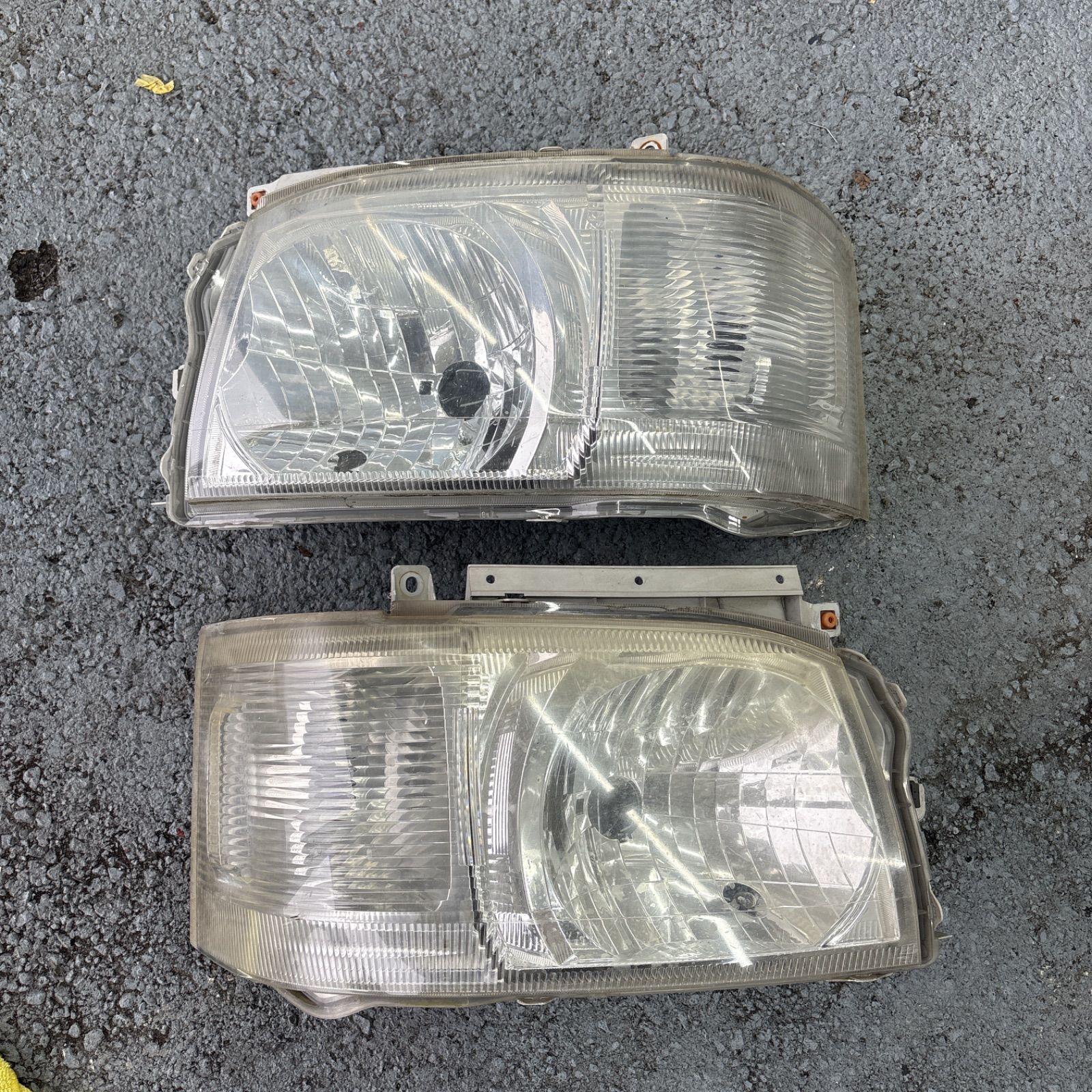 トヨタ 200系 ハイエース 純正ヘッドライト 1型2型 ⑨