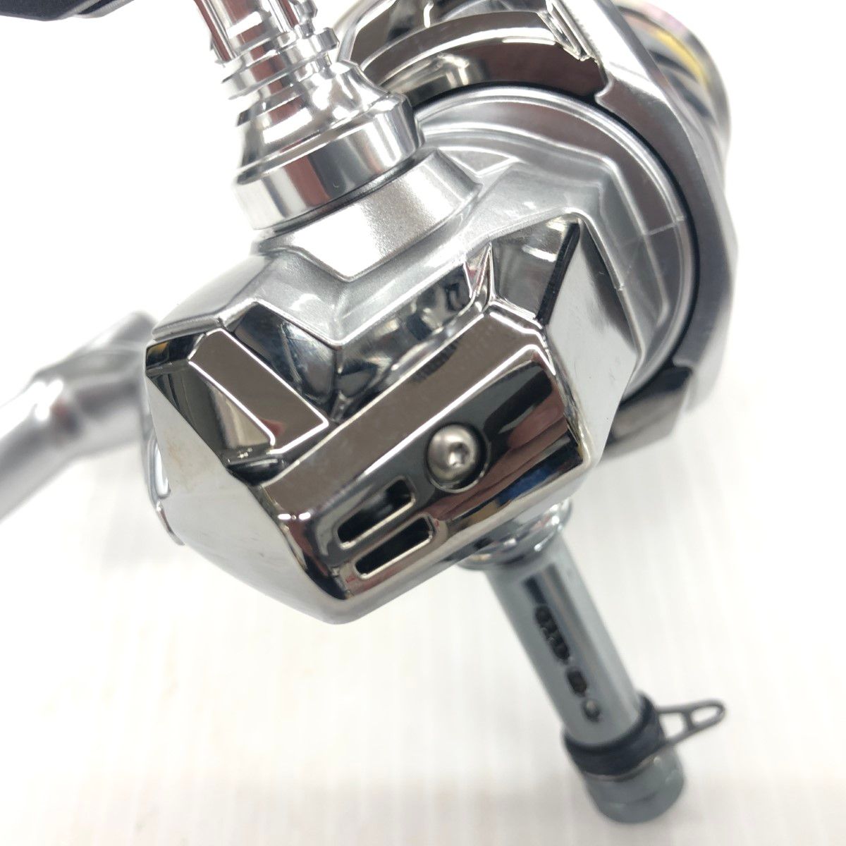 SHIMANO - σσ【中古】SHIMANO  スピニングリール 23ストラディック 3000MHG 美品 程度A ゴメクサスハンドルノブ・ドレスハンドル付 045874 目立った傷や汚れなし σσ SHIMANO シマノ スピニングリール 23ストラディック 3000MHG