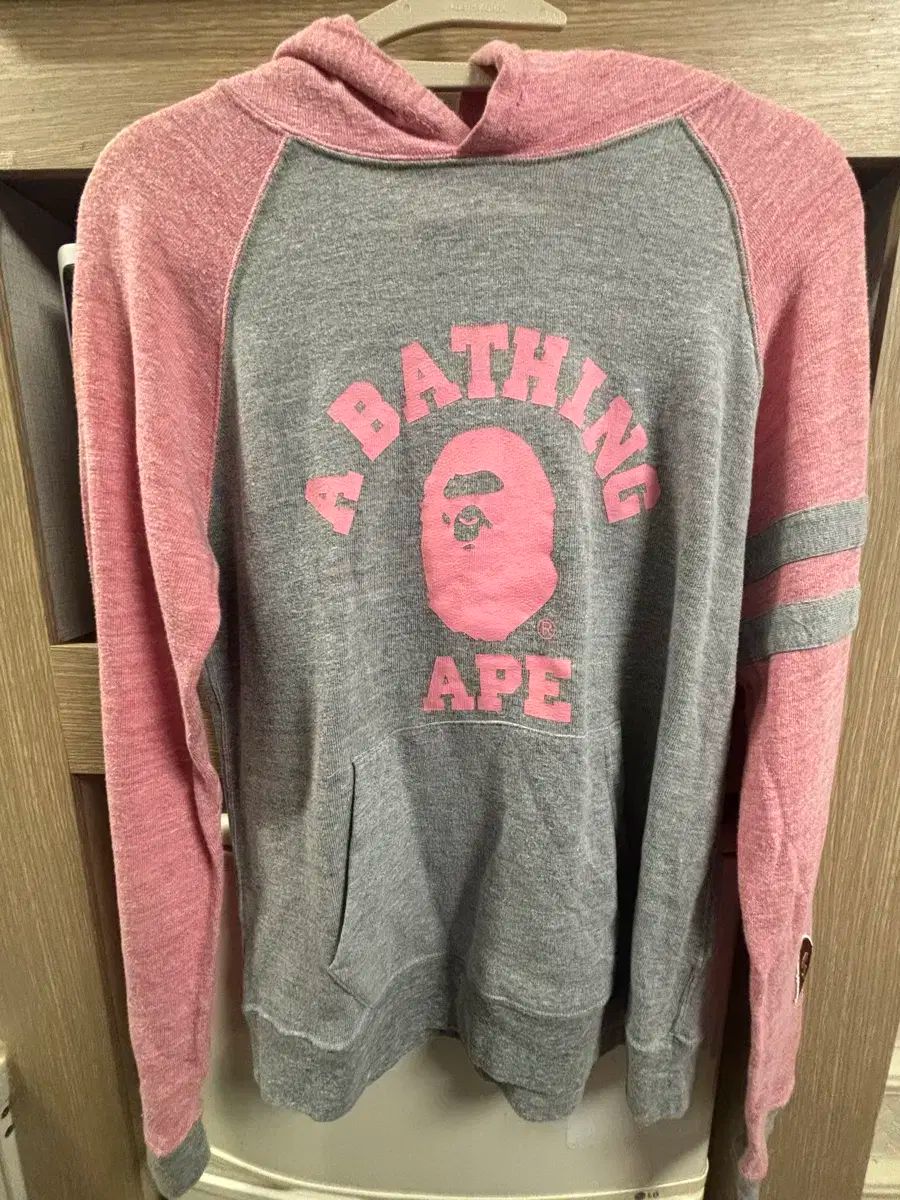 A BATHING APE アベイシングエイプ ピンク フード付きTシャツ s まれ 販売中 クールガータコー