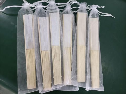 24 70 個パーソナライズされた彫刻ホワイト折りたたみエレガントなシルクハンドファンギフトバッグ付き結婚式 - パーティー 0