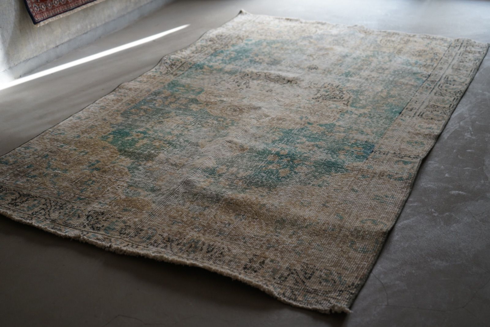 トルコヴィンテージラグ A82 大判 ダークターコイズブルー オーバー