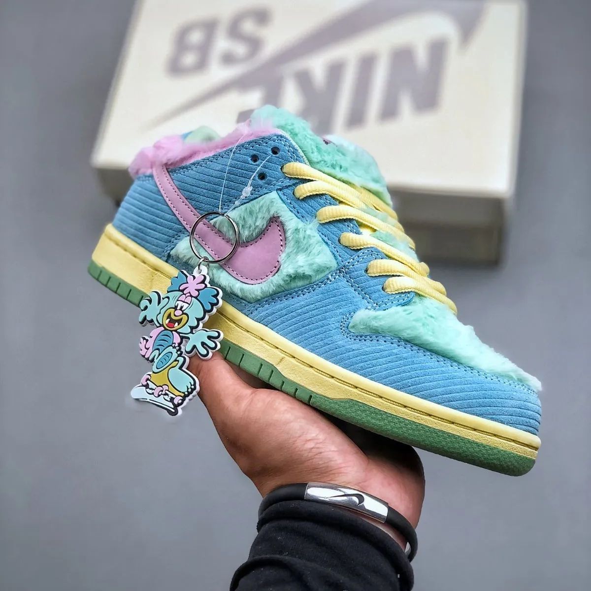 新品未使用 ナイキ VERDY × Nike SB Dunk Low Pro QS FN6040-400 