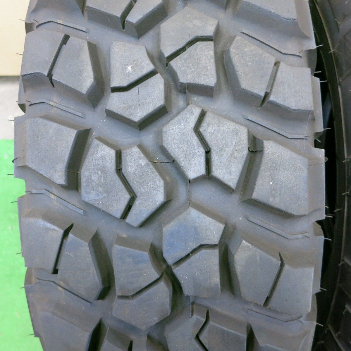 *送料無料* バリ溝！22年！9.5分★255/75R17 111/108Q BFグッドリッチ Mud-Terrain T/A KM2 17インチ JEEP ジープ ラングラー プラド等★4070501ナノタ