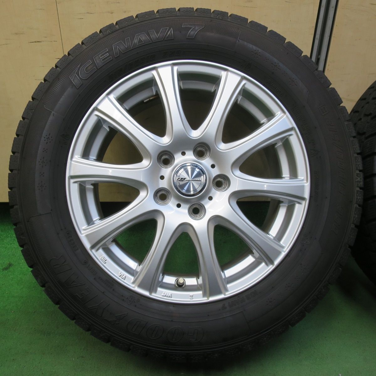 バリ溝 22年 9.5分 スタッドレス 215 60R16 グッドイヤー アイスナビ7 LAUFBAHNⅡ ラウフバーン2 16インチ PCD114.3 5H 5100602イス