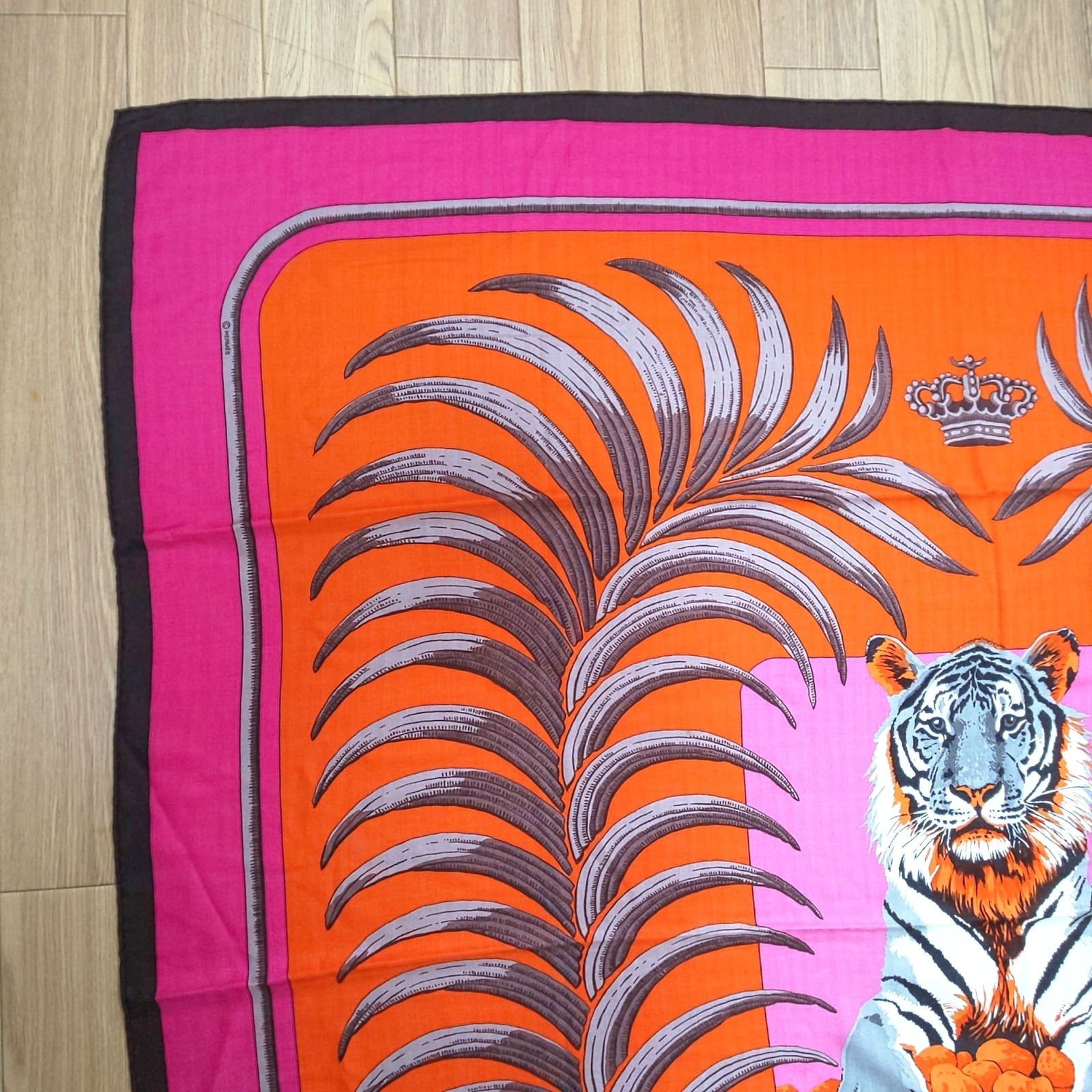 HERMES エルメス 大判 スカーフ 王者の虎 ピンク エルメス カレ70 TIGRE ROYAL 王者の虎 スカーフ シルク ピンク