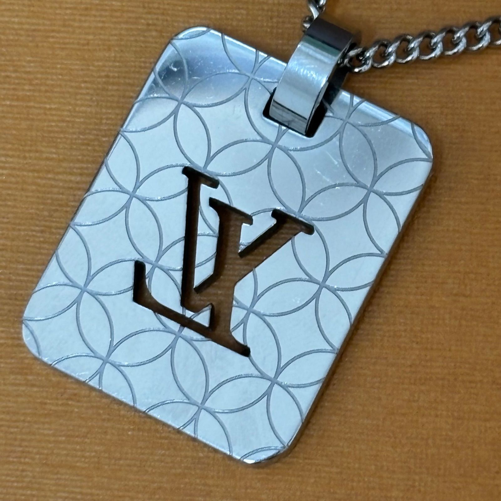 Louis Vuitton シルバーネックレス ロゴプレート付き Louis Vuitton シルバーネックレス ロゴプレート付き