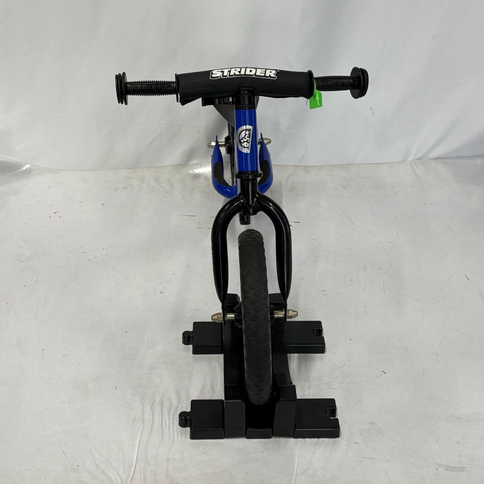 未使用級 美品 STRIDER ストライダー　12インチ ブルー 青 スポーツ 人気カラー STRIDER ストライダー スポーツモデル 青 ブルー 12