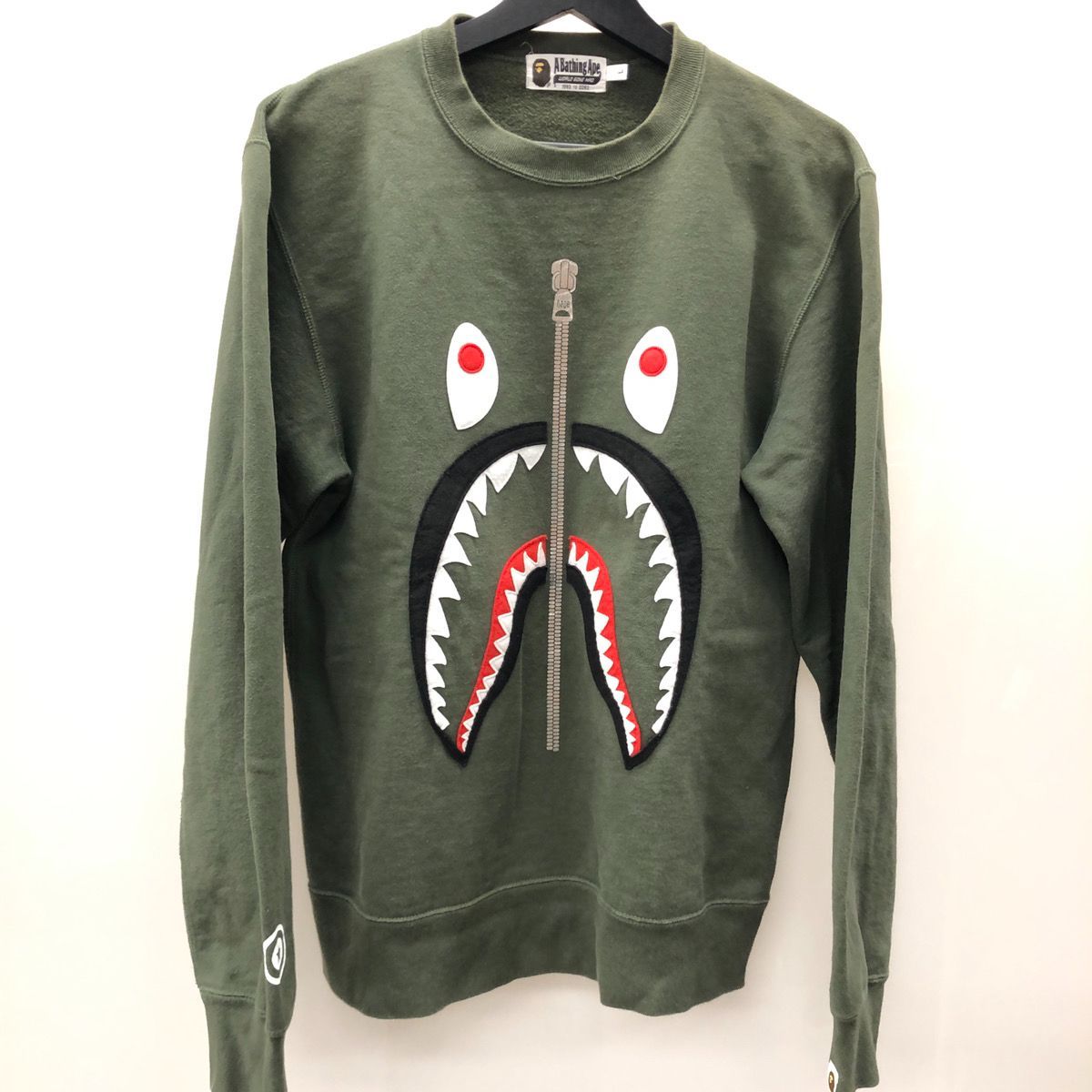 A BATHING APE アベイシングエイプ シャークスウェット クルーネック トレーナー 袖ロゴ アップリケ 刺繍 メンズ KHAKI カーキ  GREEN グリーン 緑 Lサイズ 001SWH801006M