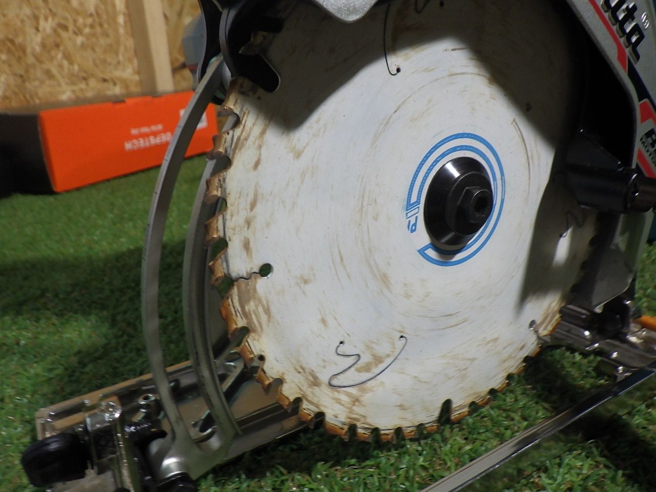 き 建築現場での材料加工などに マキタ 充電式マルノコ HS631D 本体 品