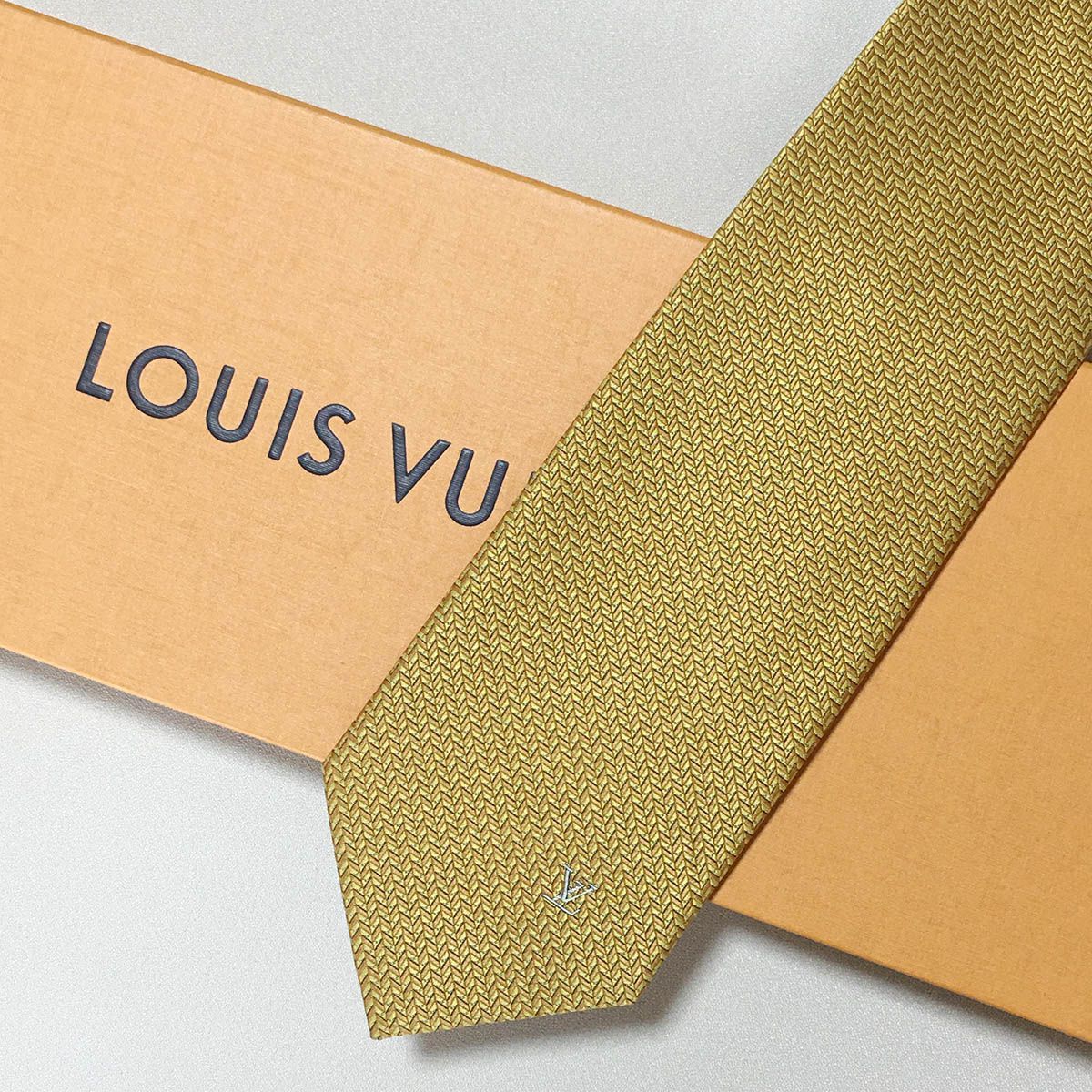 美品 ルイヴィトン Louis Vuitton ネクタイ シルク100% 美品 ルイヴィトン Louis Vuitton ネクタイ シルク100% イエロー