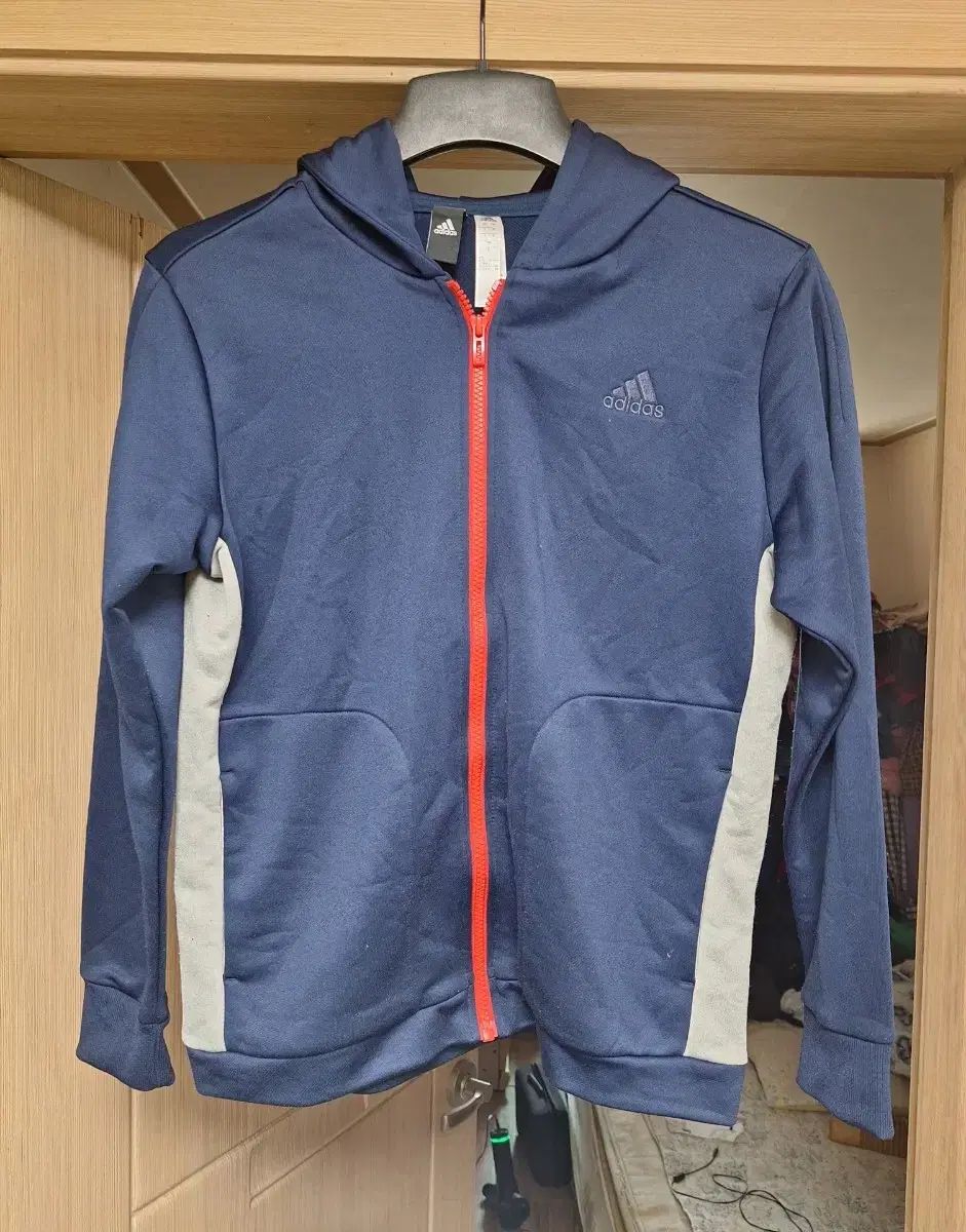未使用 adidas(アディダス) 春 秋 ブルゾン 80 サイズ (巻尺の写真 参考にしてください)