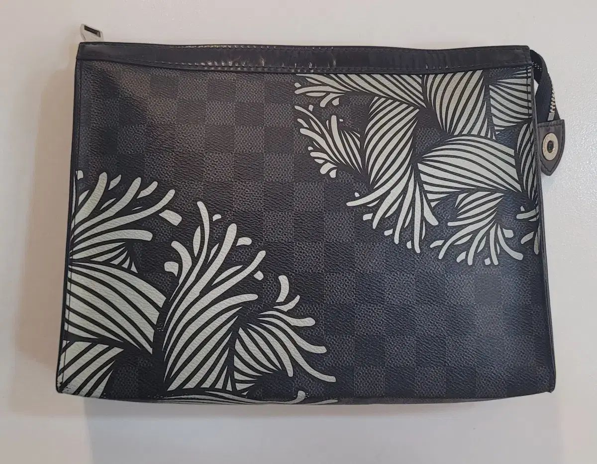 LOUIS VUITTON ルイ ヴィトン タイガ ポシェット ヴォワヤージュMM 