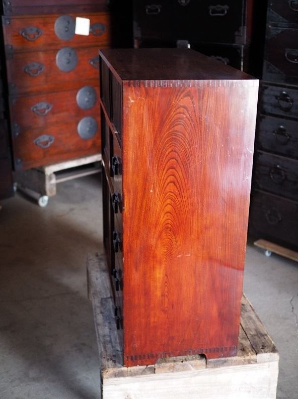 細部まで凝った欅造りの茶箪笥