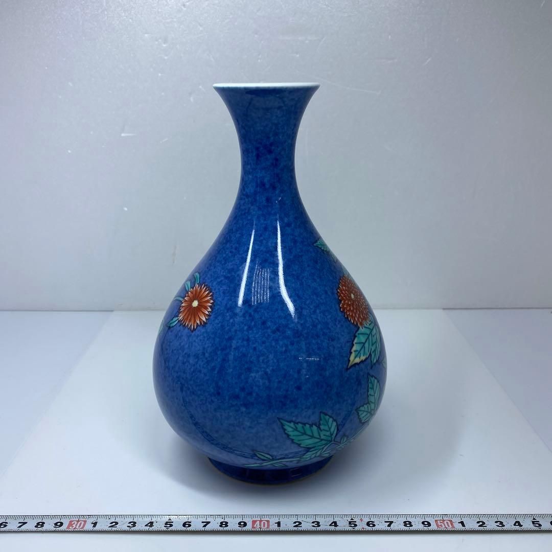 本作 色鍋島吹墨菊絵花瓶