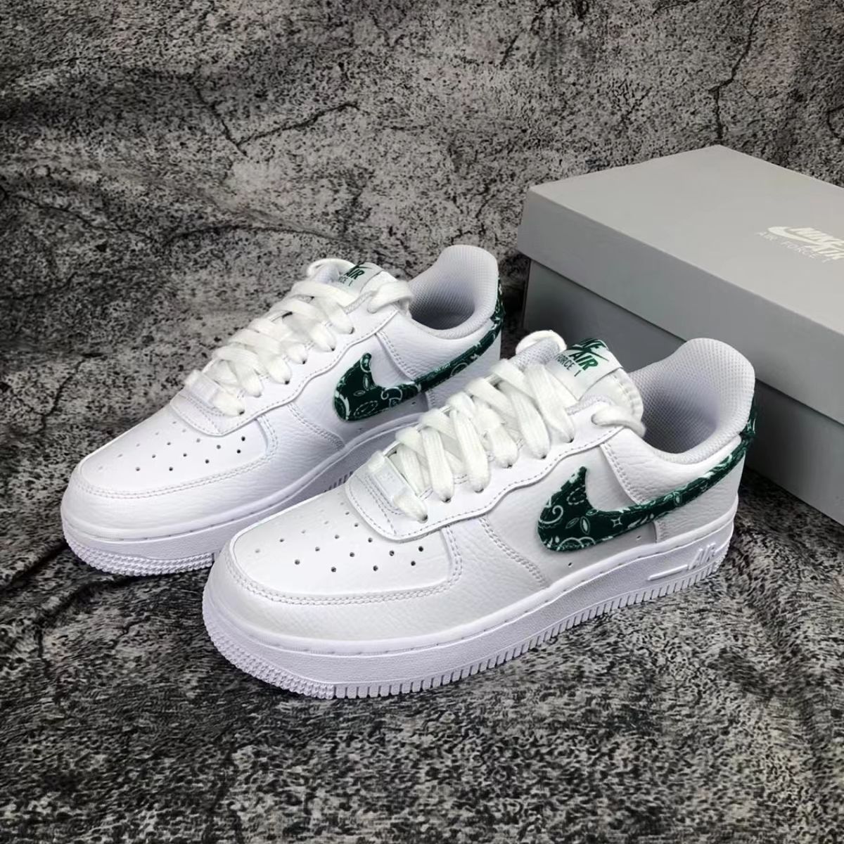 ナイキ エアフォース1 07 エッセンシャル ペイズリー NIKE WMNS AIR FORCE 1 07 ESSENTIALS WHITE GREEN PAISLEY DH4406-102 スニーカー