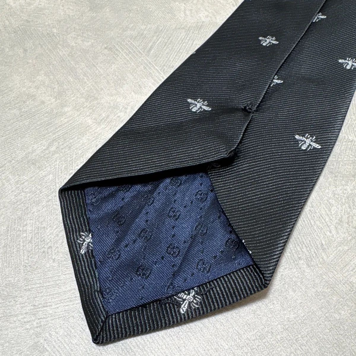 美品 GUCCI グッチ シルク 100％ ブラック ハチ 蜂 bee 美品 GUCCI グッチ シルク 100％ ブラック 黒 蜂柄 ハチ Bee 254