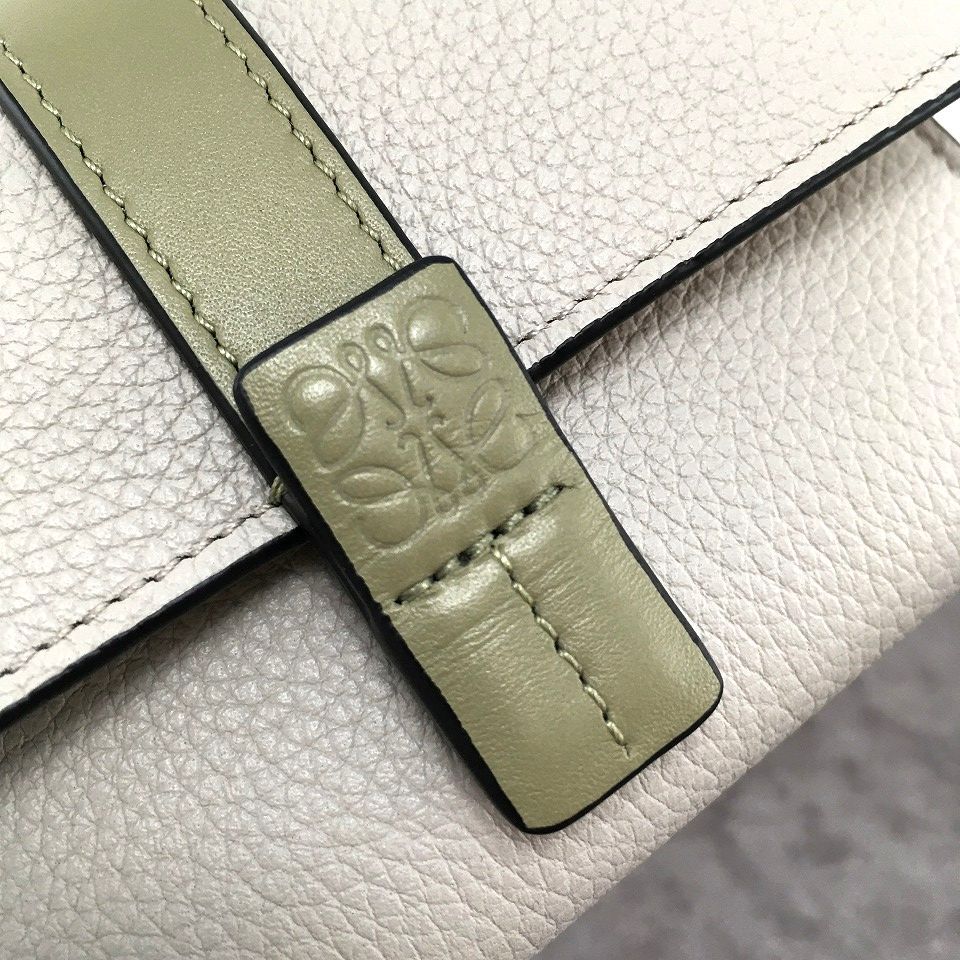 送料込み！ 未使用品 LOEWE バーティカルウォレットスモール 箱付き  