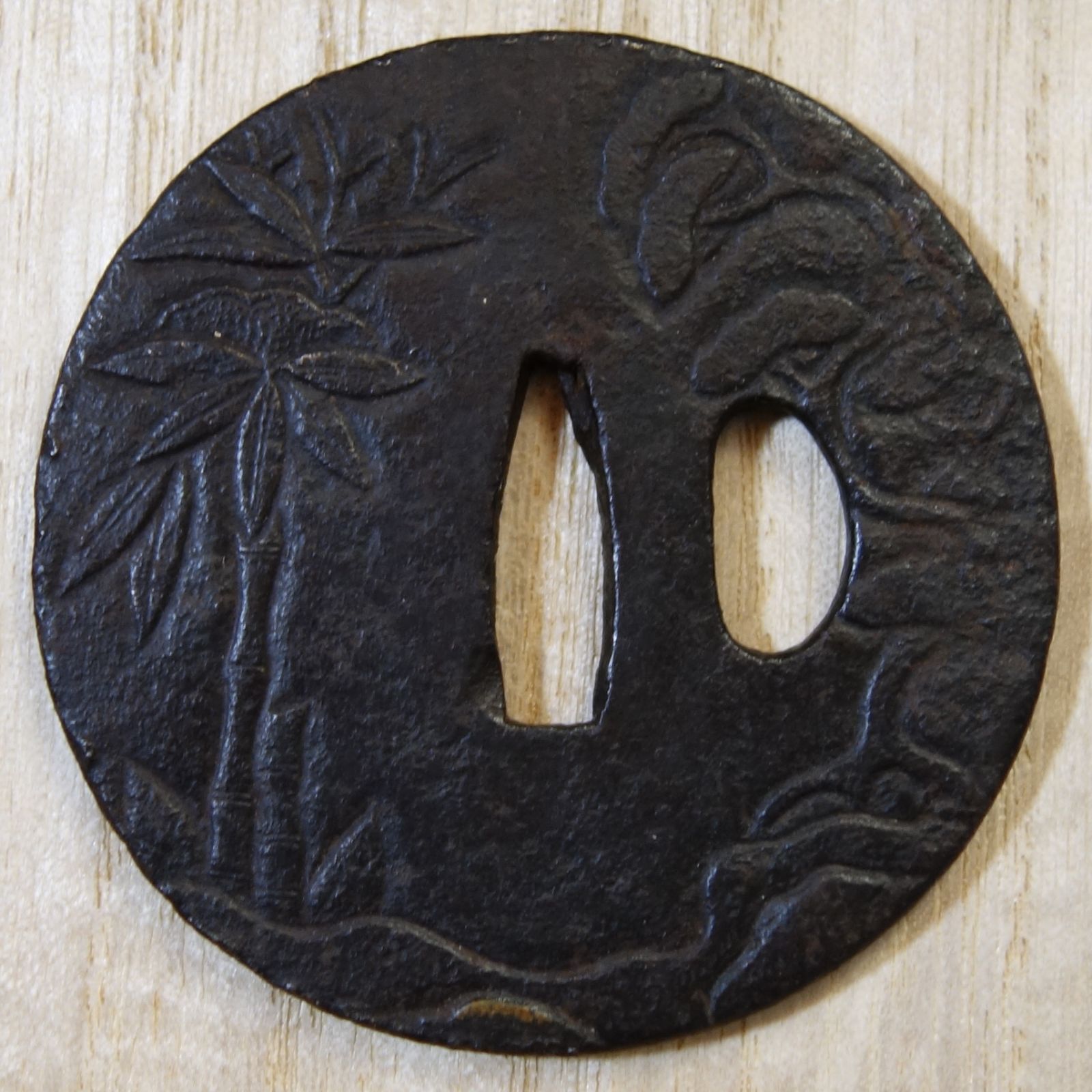 戦国鍔　大型　日本刀　刀　鍔　鉄鍔　アンティーク　骨董品 鍔 【 鉄地 松竹梅図鍔 】 日本刀 刀装具 鐔 江戸時代 骨董 古