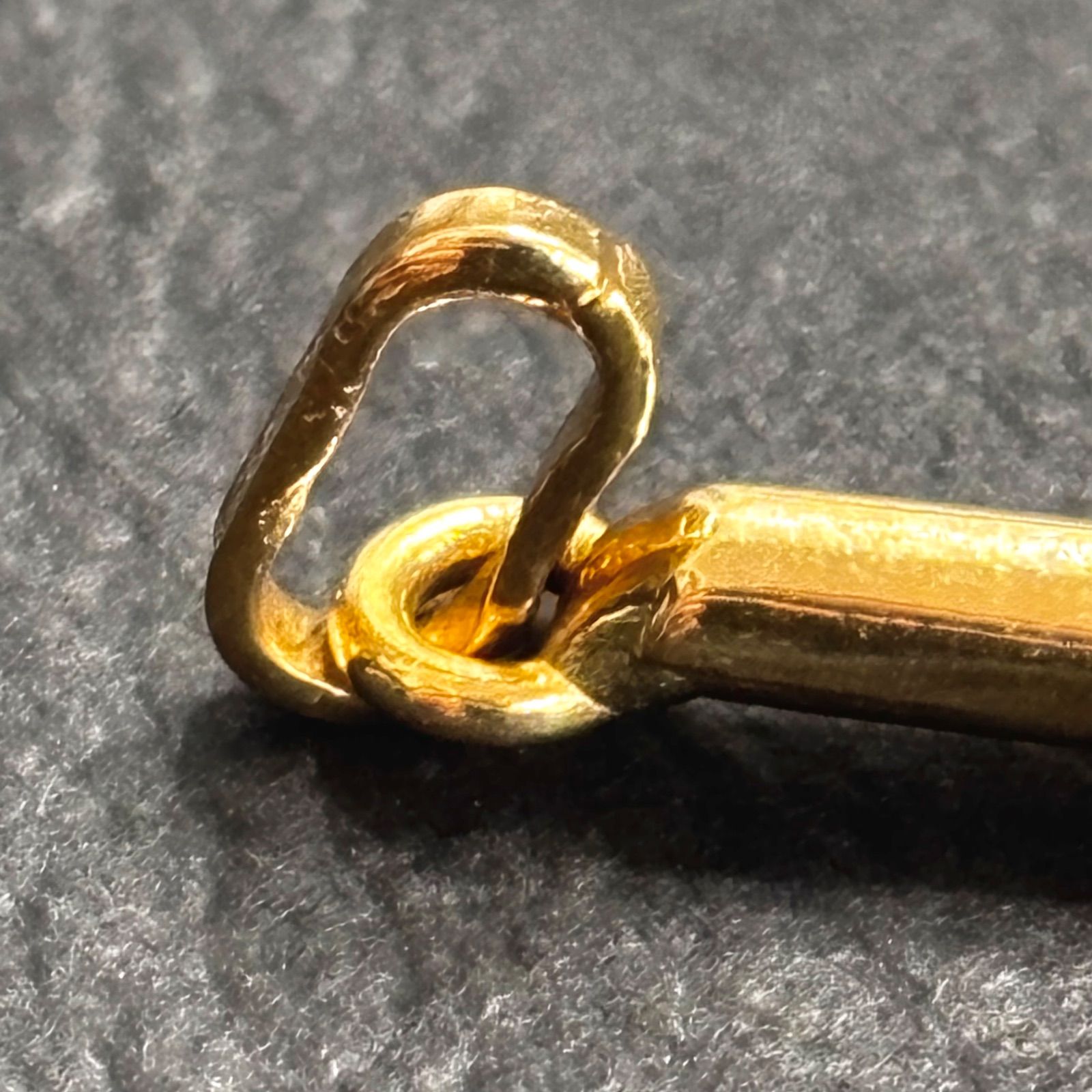 18金の十字架型チャーム