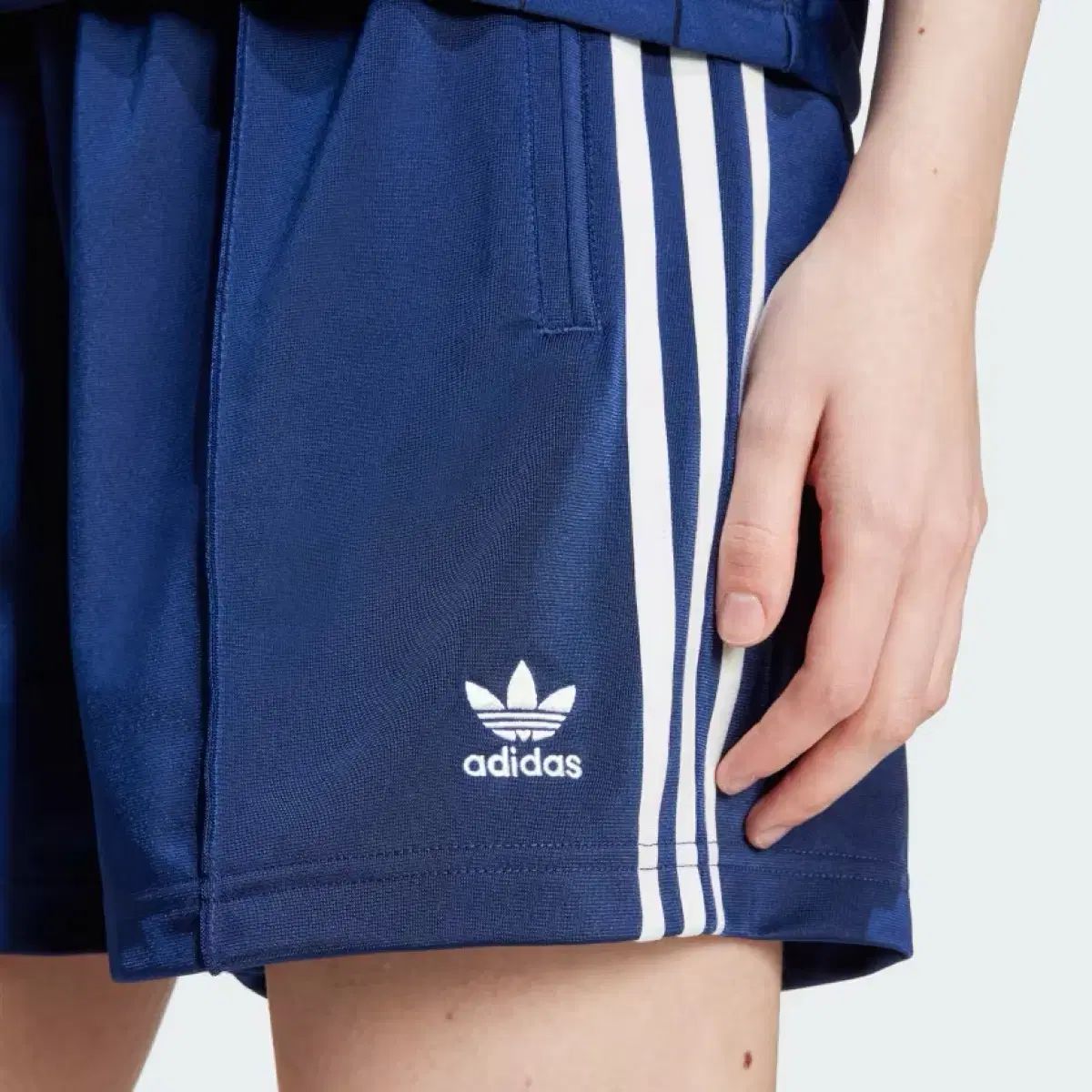 韓国人気 [adidas] ファイヤーバード ミディアム ショートパンツ adidas ジーンズ デニム デニムパンツ アディカラー ファイヤー