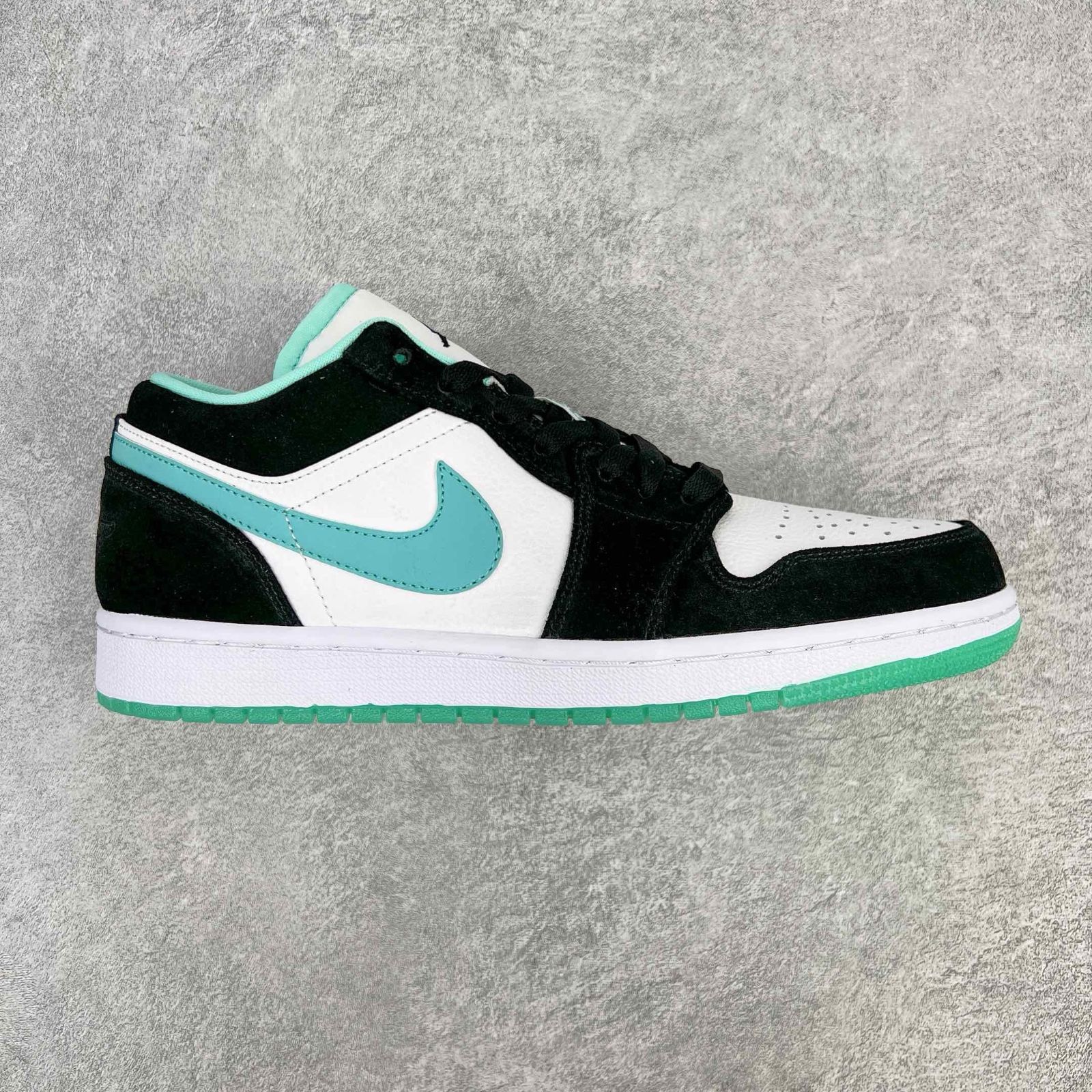 ナイキエアージョーダン１Nike Air Jordan 1  LOW  wmn  スニーカー