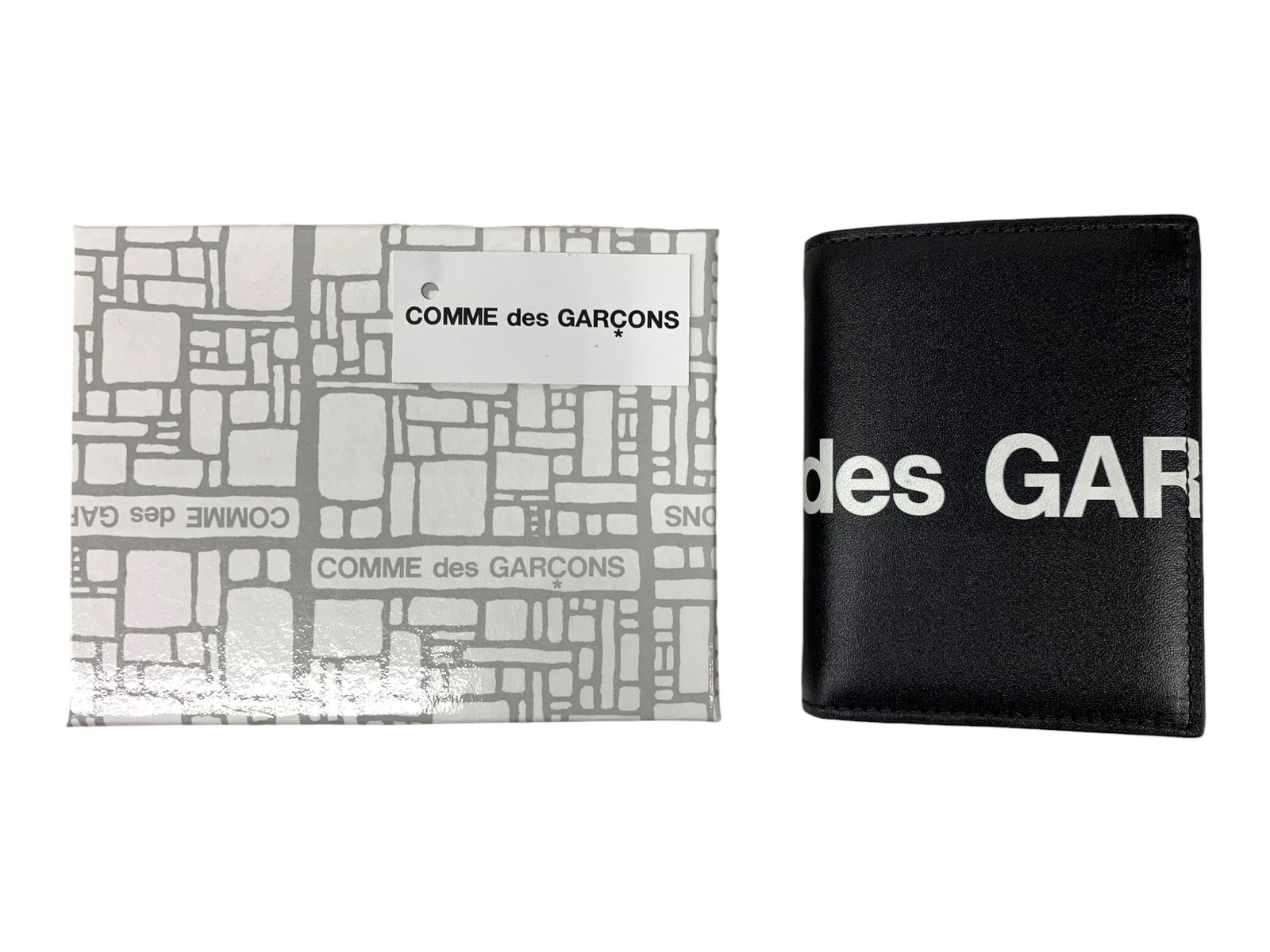 COMME des GARCONS (コムデギャルソン) HUGE LOGO WALLET BLACK 二つ折り財布 小銭入れ無し  SA0641HL-BKBKOS 黒 レザー ウィメンズ /036