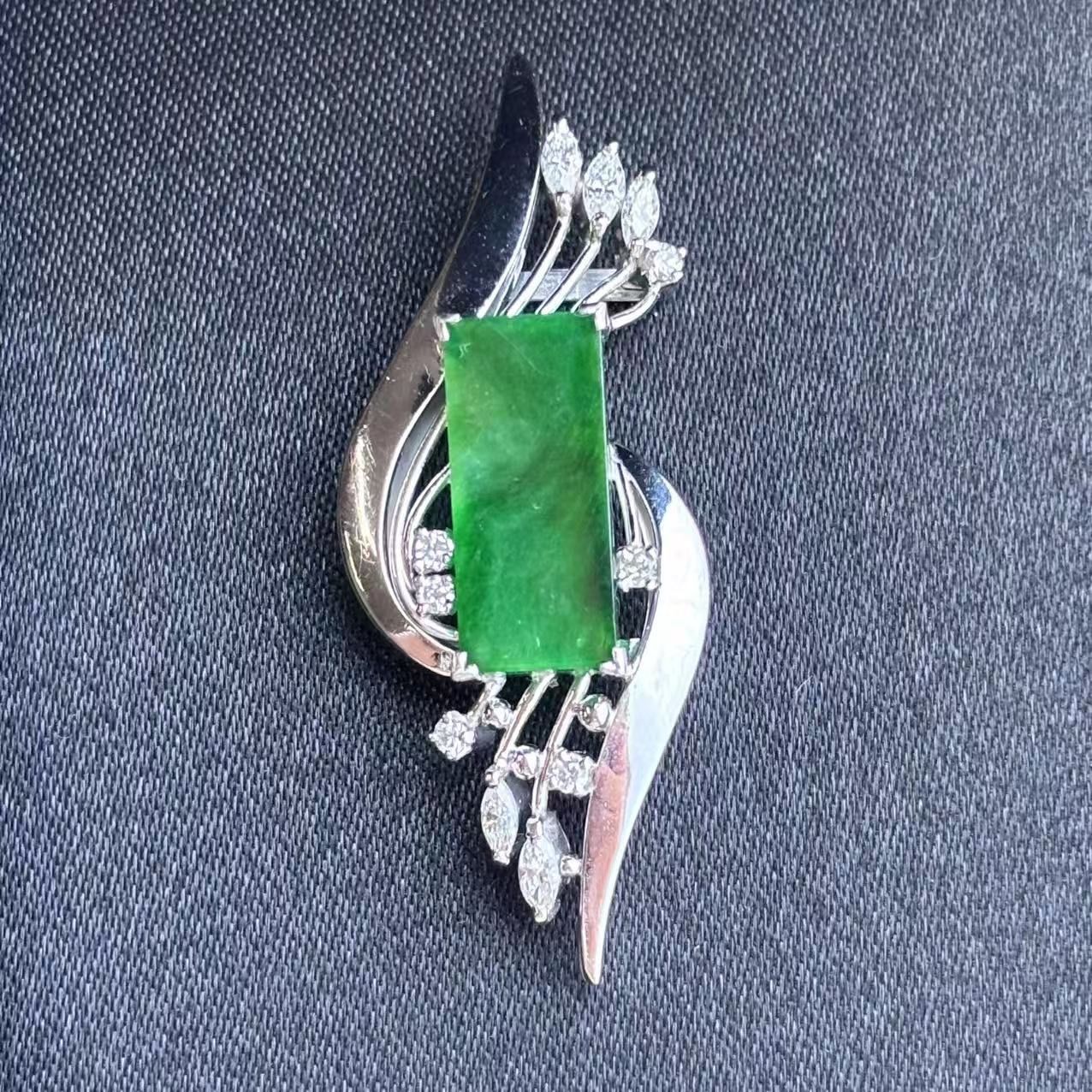 ヒスイ　根付　ペンダントトップ 93302.jpg