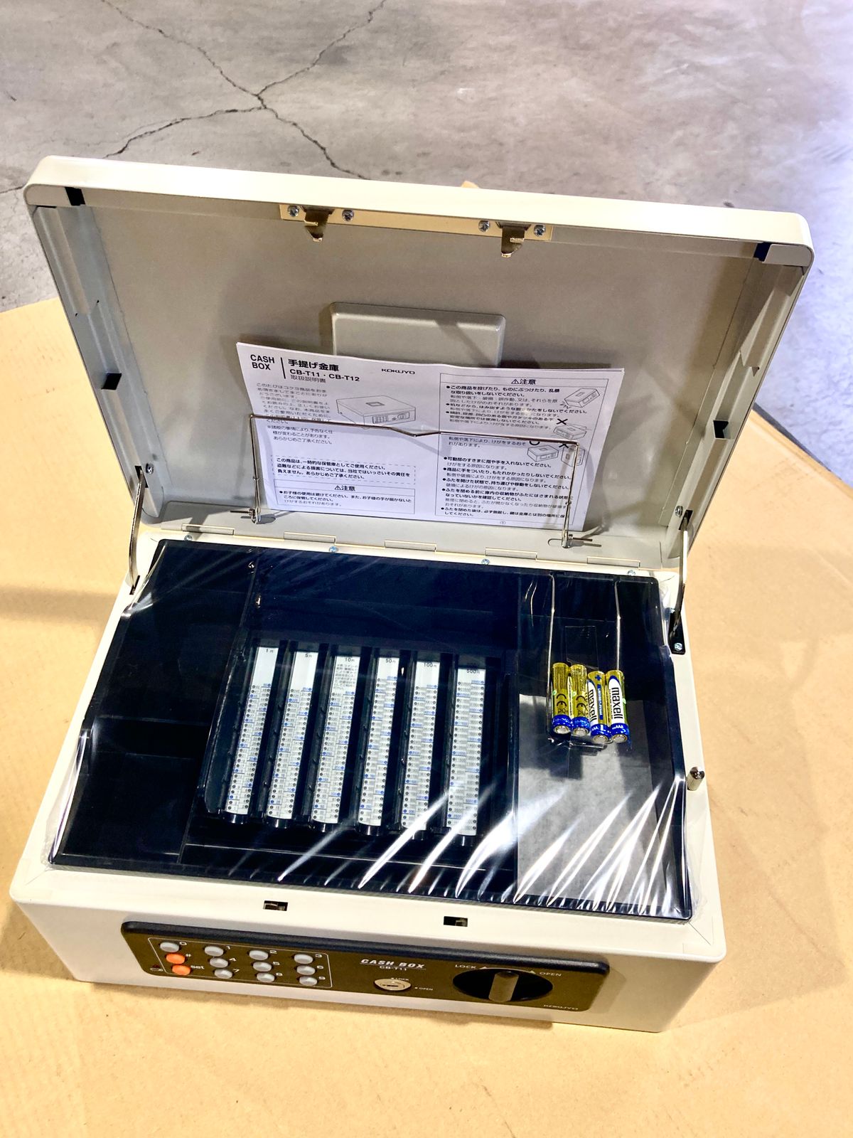 歴史 手提げ金庫 テンキー付き A4 CB-T11M ライトグレー 廃盤品