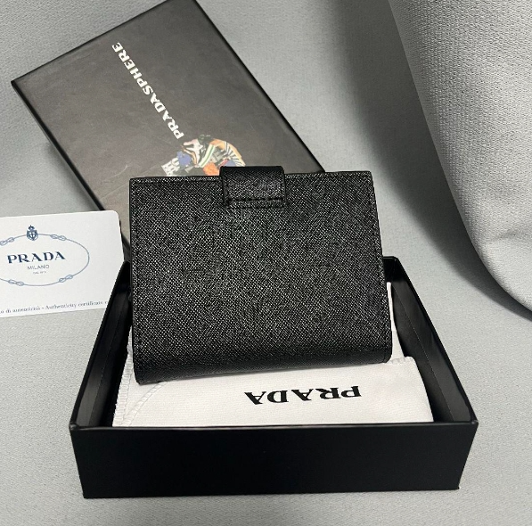 【即発・新品未使用】PRADA プラダ 二つ折り財布 ブラック