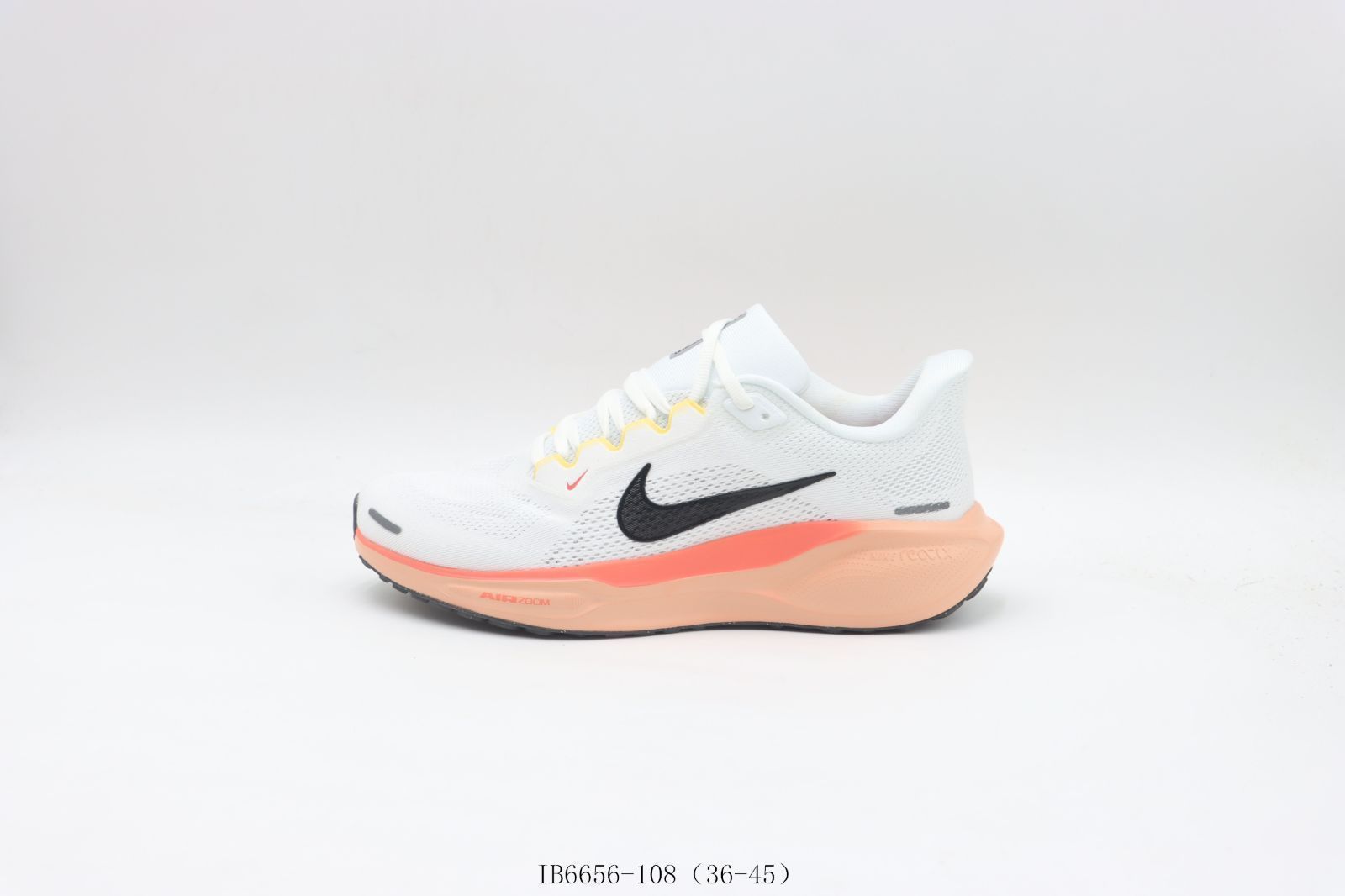 Nike ランニングシューズ ホワイト/オレンジ　サイズ26センチ ナイキ（NIKE）（メンズ）ランニングシューズ ジョギング