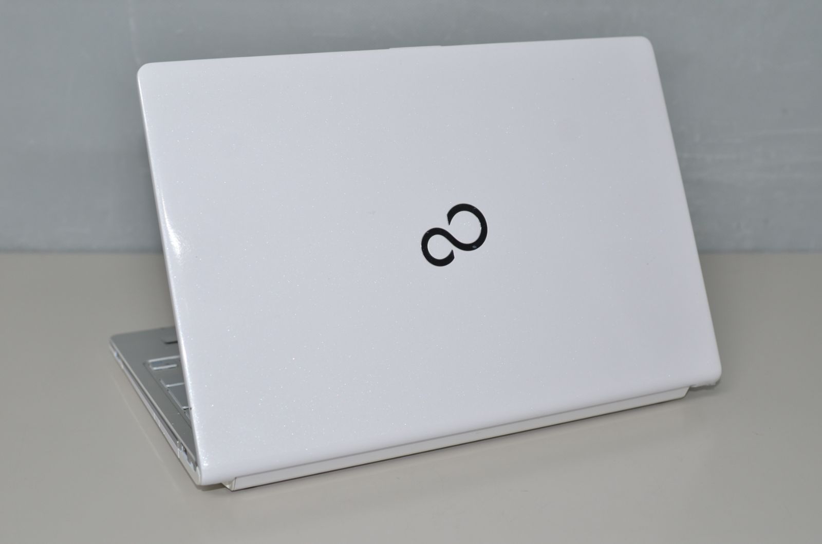 富士通】WS1 高年式i7 新品SSD256GB 8GB ホワイトノートPC