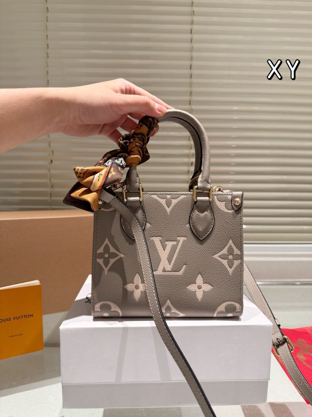 今日 LV Onthego ミニジャングル Tote Bag