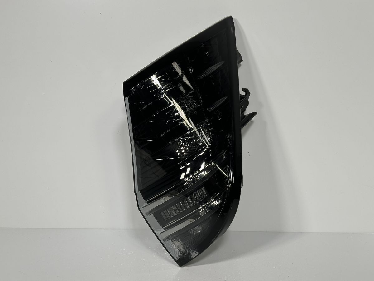 破損キズなし 低走行 90系 ヴォクシー MZRA90W ZWR90W ZWR95W 純正 右テールランプ テールライト LED 81551-V1020 V1-8 BR 管理29956