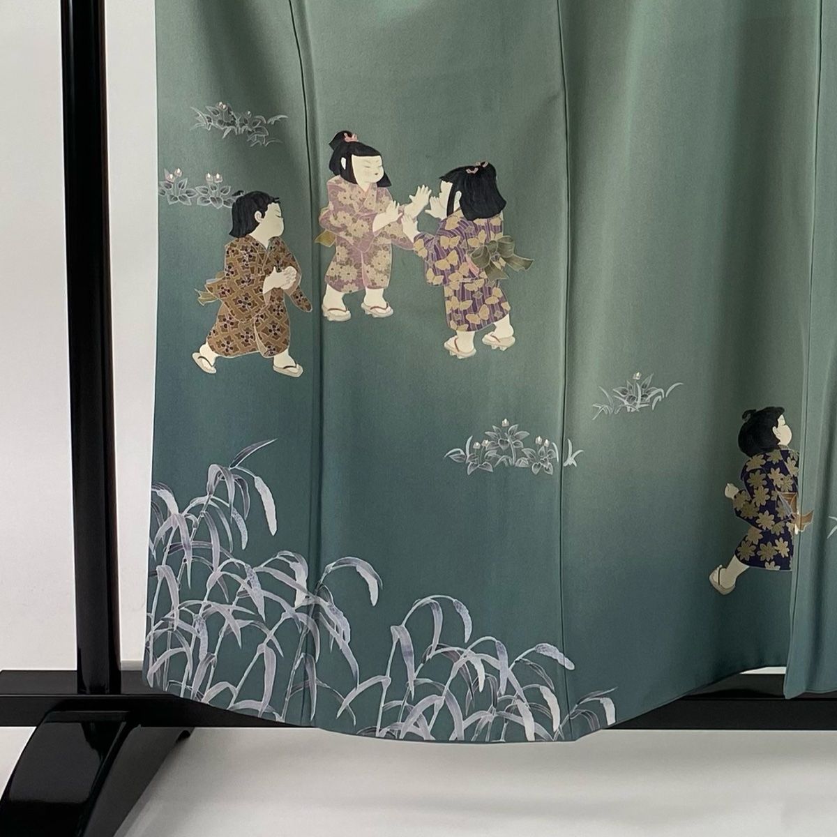 訪問着 身丈157.5cm 裄丈65cm M 袷 関口遼一 落款 遊ぶ童 草花 裾ぼかし 灰緑 正絹 秀品