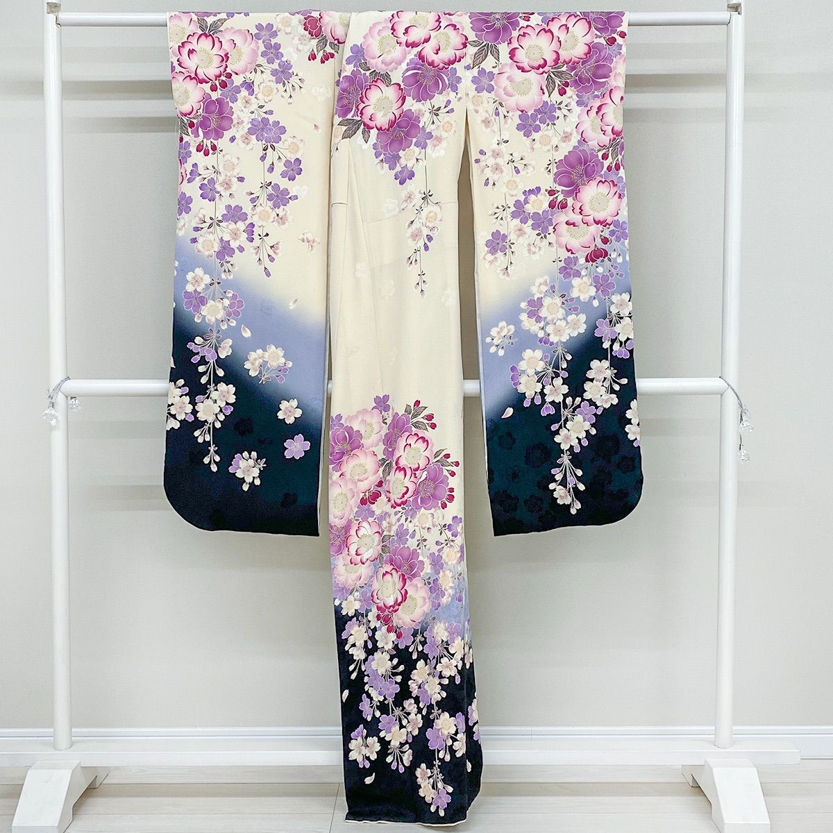 振袖　正絹　桜　美品　シンプル 送料無料】【中古】 振袖 正絹（中古 ランクA 白 生成り ピンク 桜）お