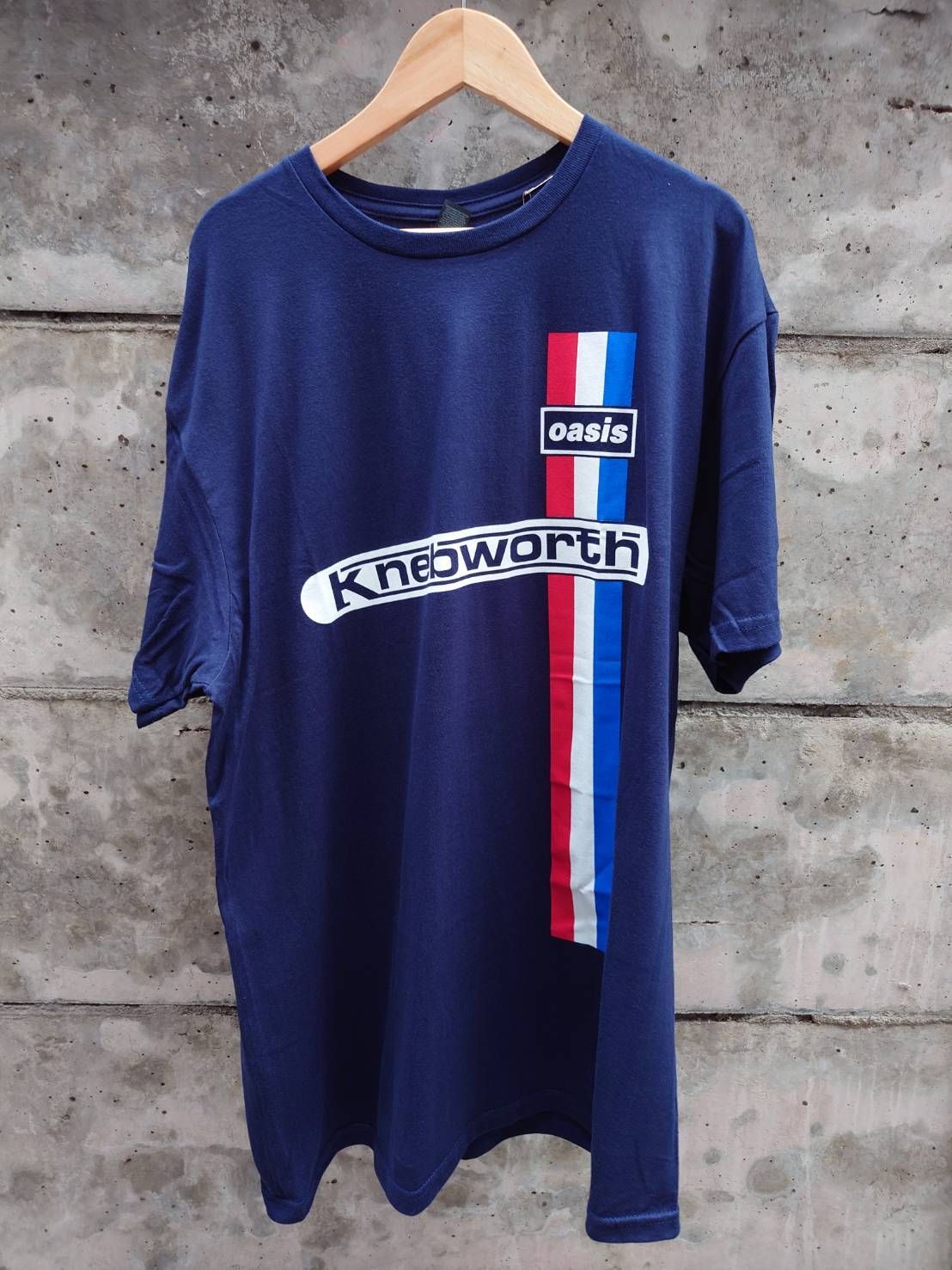 オアシス＿OASIS 新品オフィシャルTシャツ KNEBWORTH VERTICAL STRIPE ネイビー バックプリント無し - メルカリ