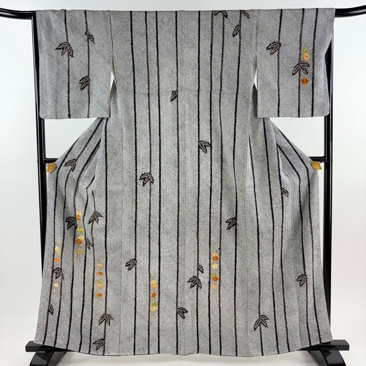 付下げ 身丈161cm 裄丈67cm M 袷 笹 菊 刺繍 総絞り 黒灰 正絹 秀品
