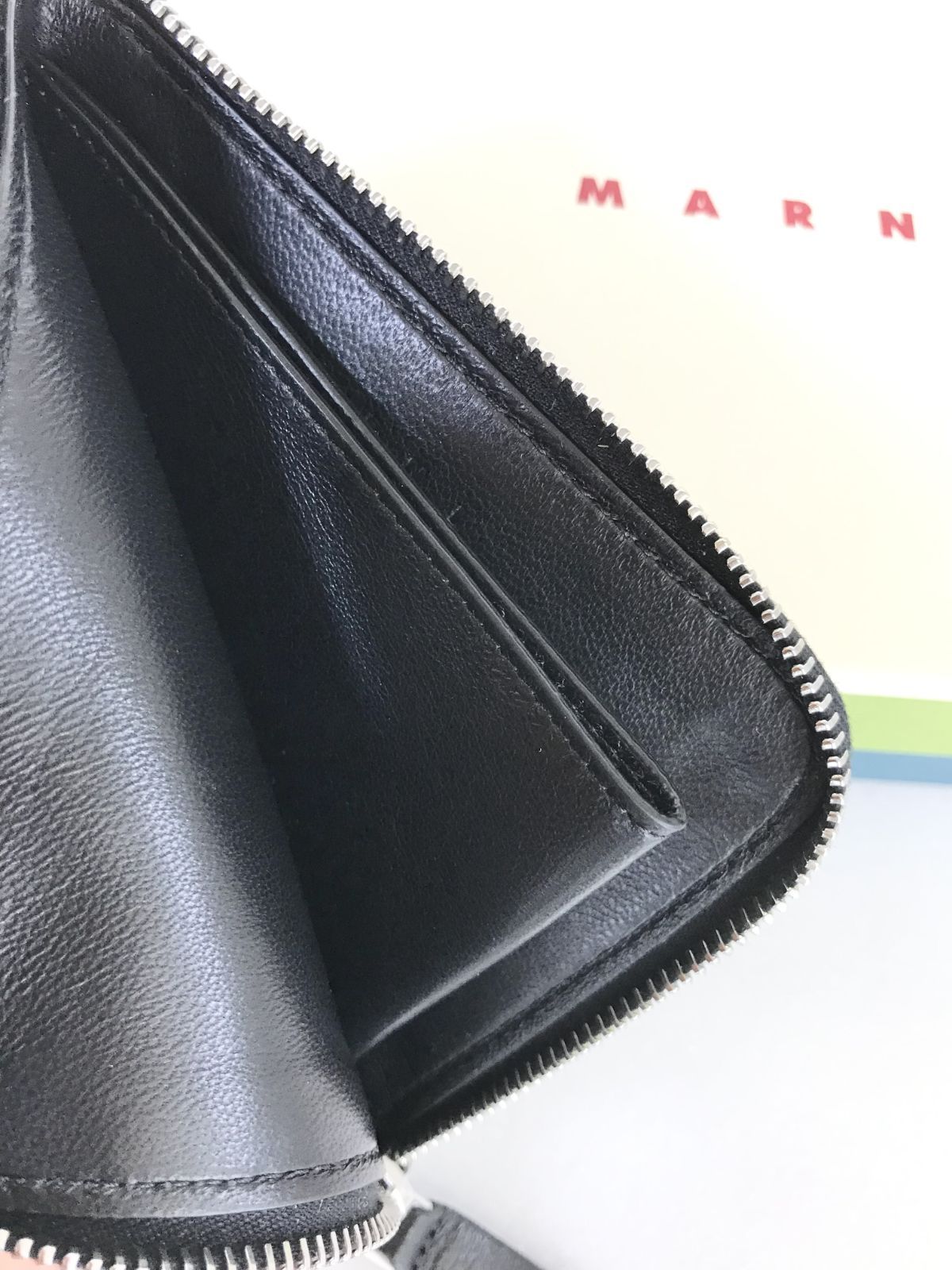 Marni マルニ メンディング ロゴ レザー ジップ ウォレット