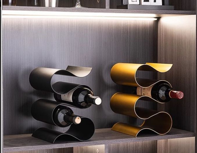 ワインラック ワインボトルホルダー 置物 オブジェ 波型 三段収納 エレガント おしゃれ 冷蔵庫 実用的 リビング 金属 キッチン ブラック 黒 NEXPOTALLINN_EU
