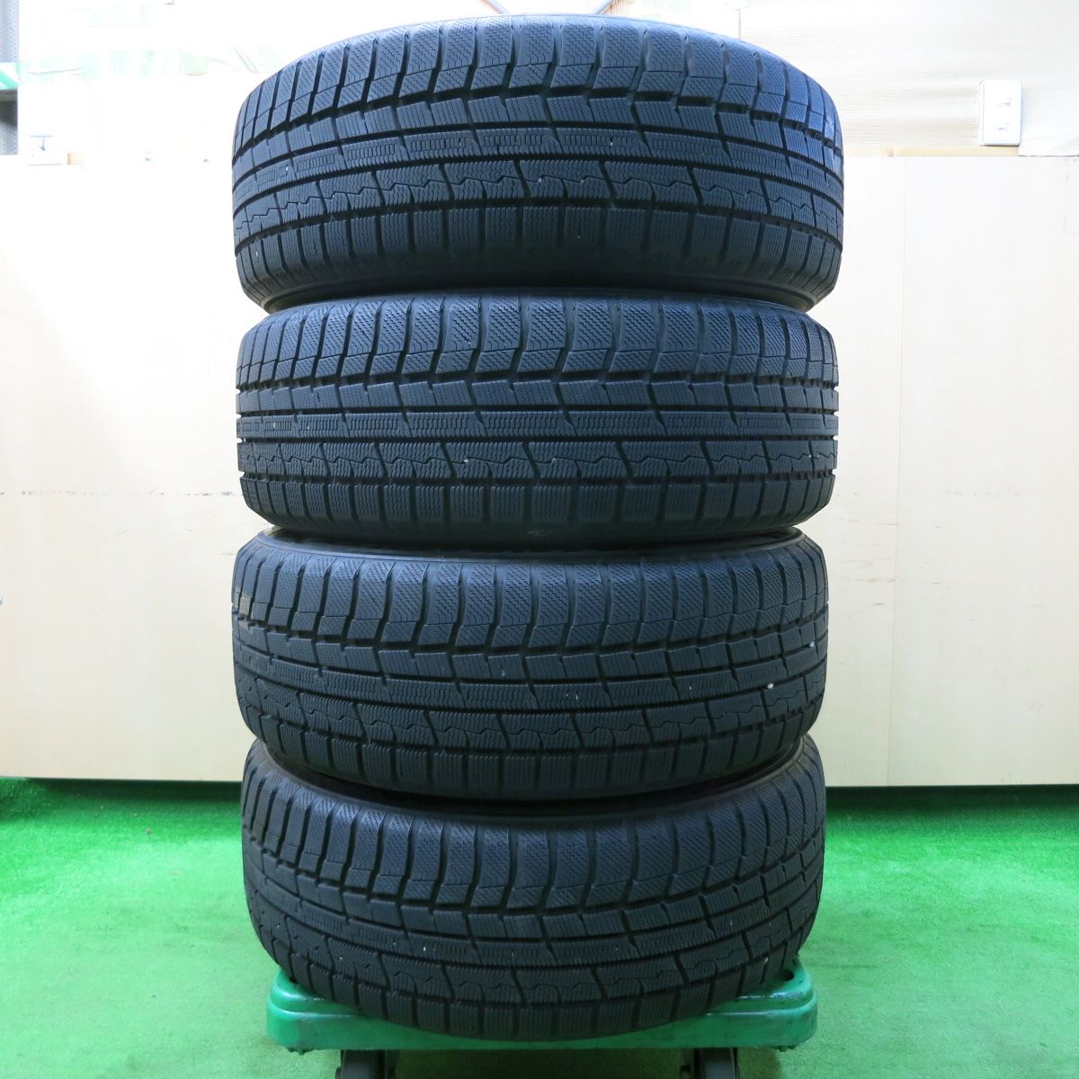 送料無料*バリ溝！20年！9.5分以上☆スタッドレス 225/55R18 トーヨー 