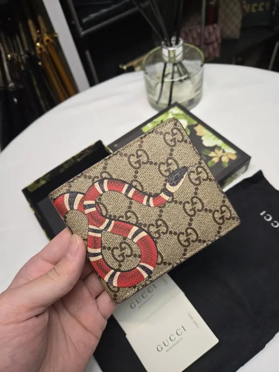 【雷市場（ポンジャン）商品韓国直送】 正規品 GUCCI(グッチ) 蛇 二つ折り財布